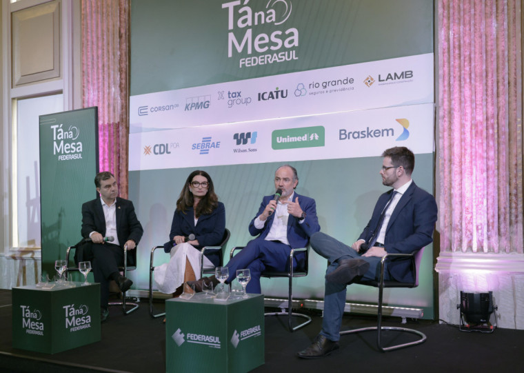 Marcelo Mena Barreto, Raquel Cadore, Rodrigo Sousa, da Federasul, e Oscar Frank participaram do Tá na Mesa