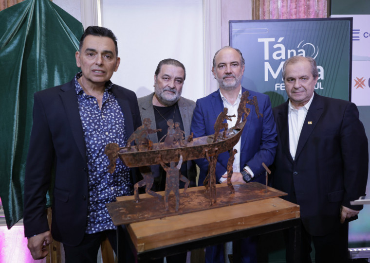 Ricardo Cardoso, escultor da maquete da Obra Heróis Voluntários; com o curador Cezar Prestes, Rodrigo Sousa Costa, presidente Federasul, e José Carlos Martins, vice-presidente da ACPA.