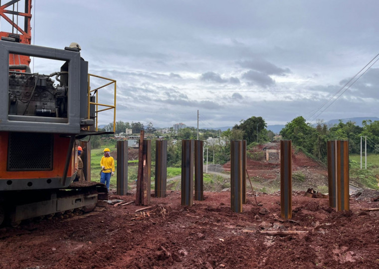 Serão 60 estacas de comprimento variado para dar sustentação aos pilares da nova estrutura
