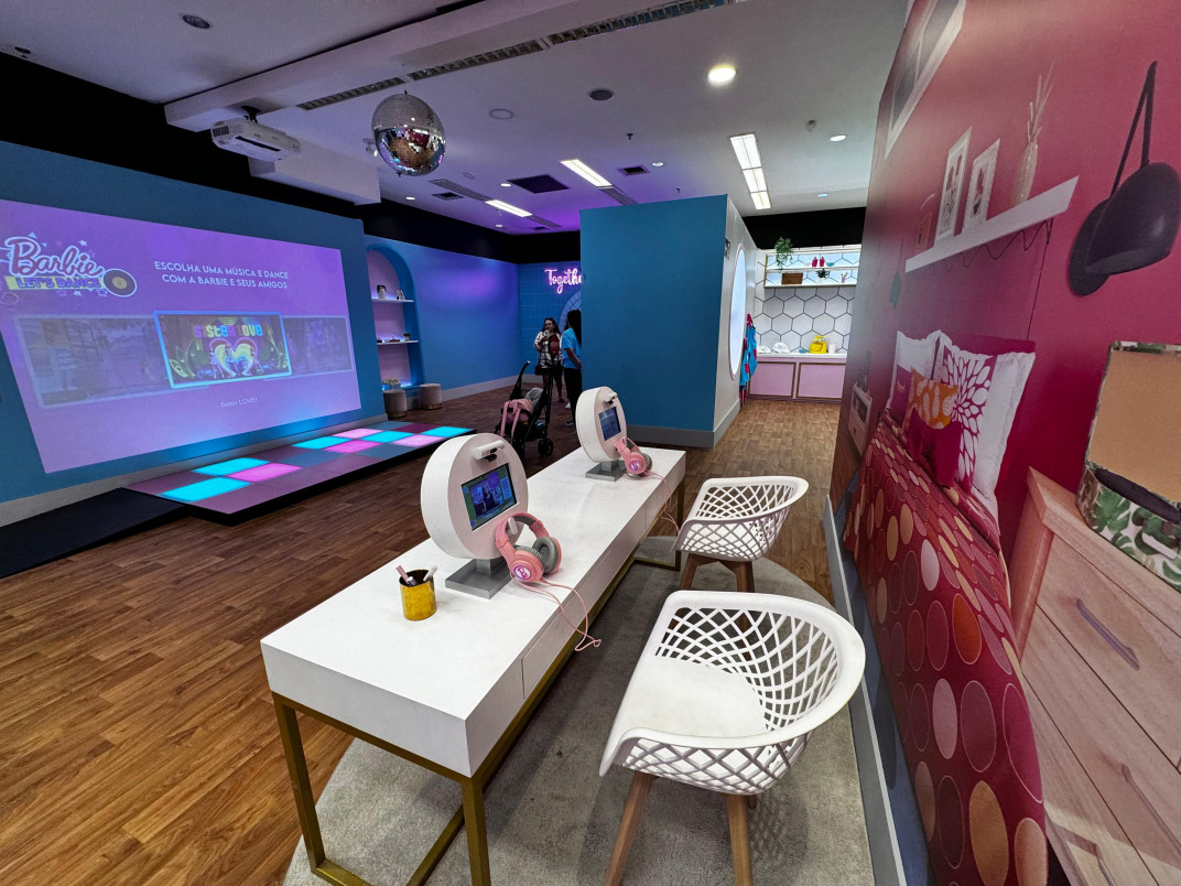 Instalação tem espaço com monitores para gravar um vlog com ajuda da Barbie | PATRÍCIA COMUNELLO/ESPECIAL/JC 