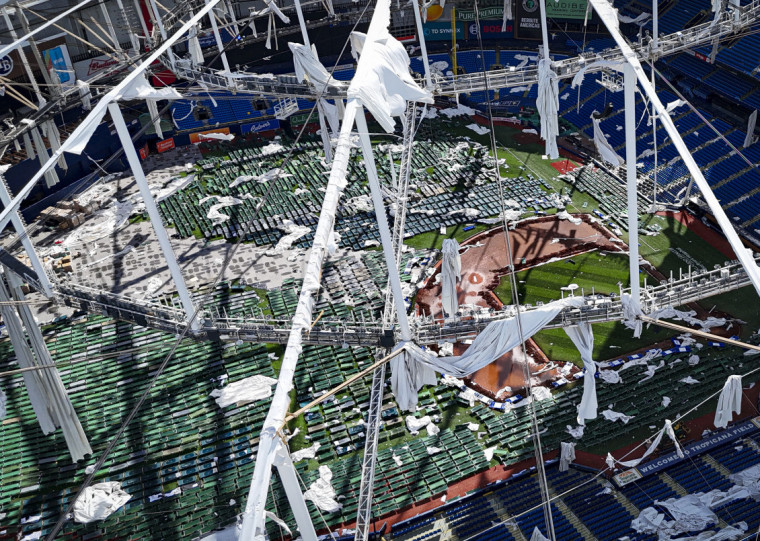 Vento destruiu o telhado do estádio do time de beisebol Tampa Bays