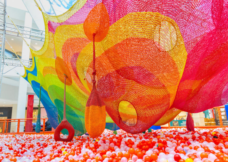 Distribuição de guloseimas, ativações com personagens e atividades lúdicas fazem parte da programação temática