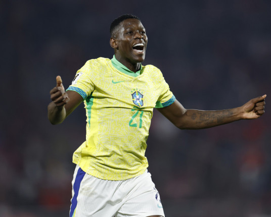 Brasil vira contra o Chile com dupla do Botafogo e tira corda do pescoço