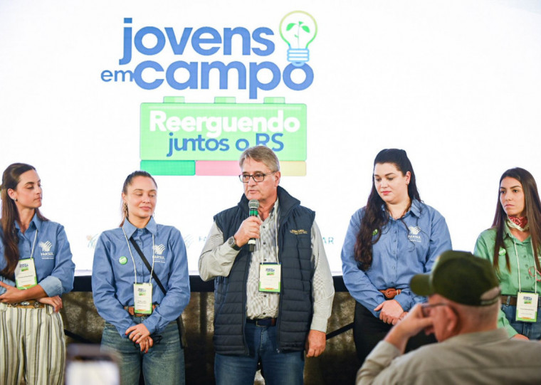 Gedeão Pereira, presidente da Farsul, junto com as lideranças da Comissão Farsul Jovem, na abertura do evento na Estância das Oliveiras 