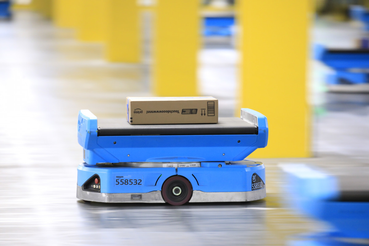 O robô Pegasus faz a classificação de pacotes em áreas de finalização dos pedidos no CD | AMAZON/DIVULGAÇÃO/JC