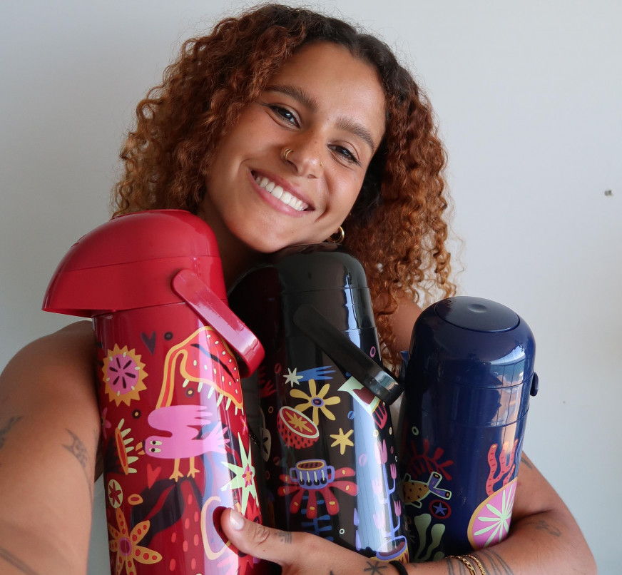 Amanda com as garrafas que levam suas ilustra&ccedil;&otilde;es, inspiradas em elementos da fauna e flora | TERMOLAR/DIVULGA&Ccedil;&Atilde;O/JC