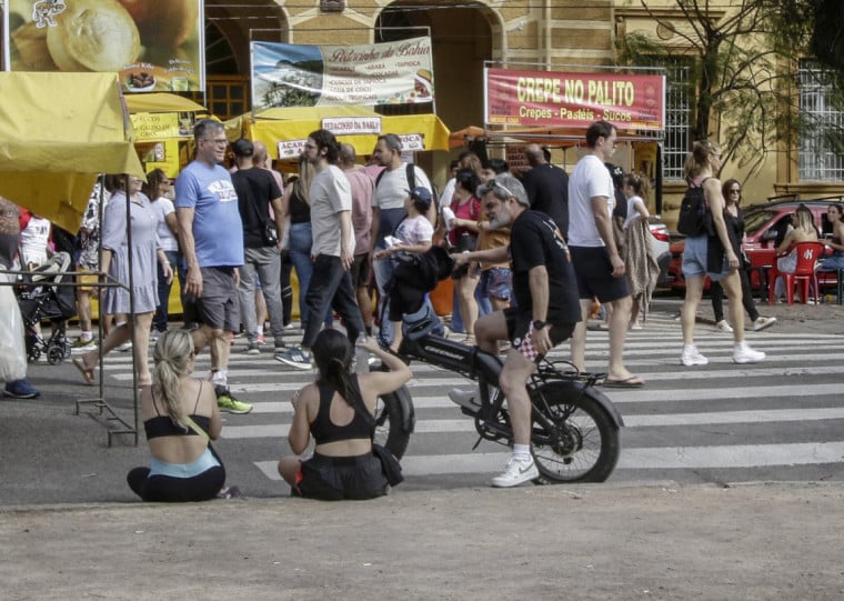 O domingo de tempo bom e ensolarado levou muita gente ao Parque da Redenção 