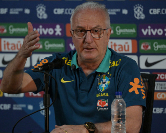 Alex Telles e Dodô são convocados para jogo da seleção contra o Uruguai