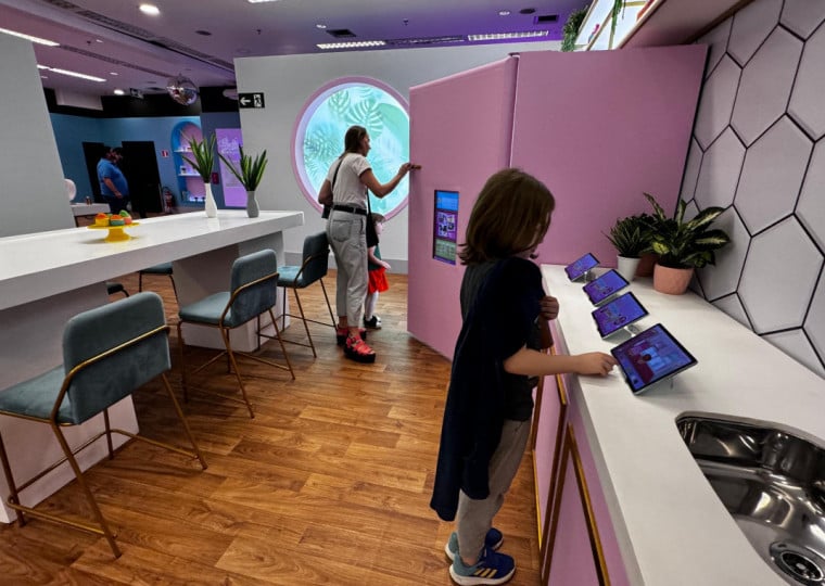 Casa da Barbie atrai de crianças com mães para conferir ambientes como a cozinha da boneca