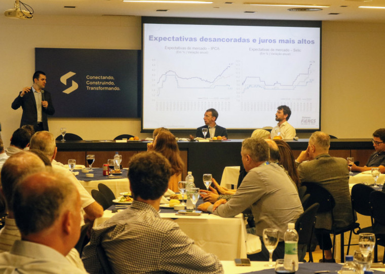 Giovani Baggio (e), economista-chefe da Fiergs, participou da reunião-almoço do Sinduscon-RS 
