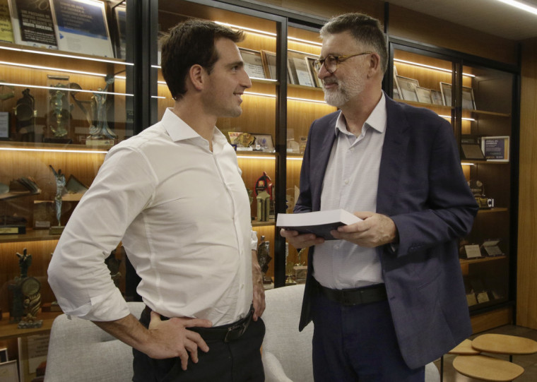 Prodanov entregou exemplar ao diretor-presidente do JC, Giovanni Tumelero 