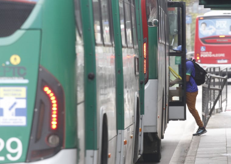 Ônibus seguirão tabela horária de domingos e feriados