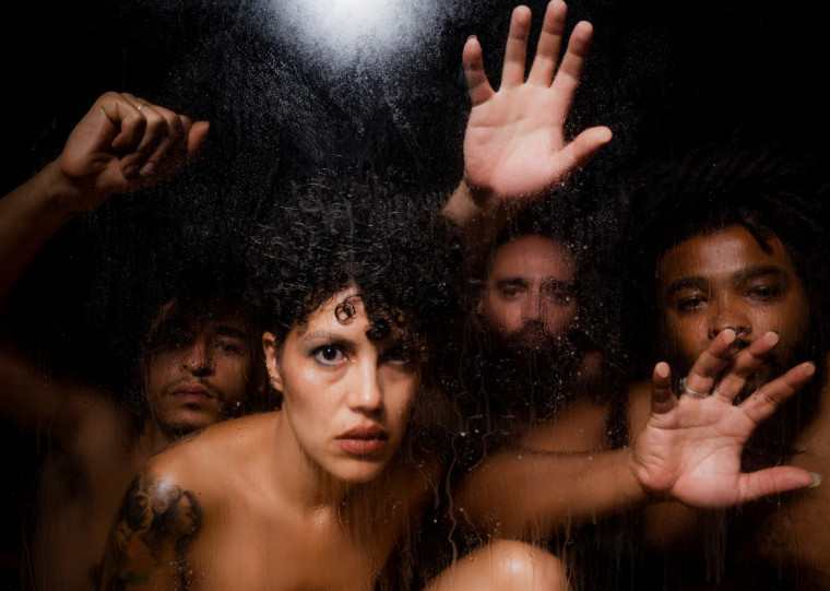 Disco reúne a cantora, compositora e performer Paola Kirst com o KIAI Grupo, grupo formado por Lucas Fê, Dionisio Souza e Marcelo Vaz