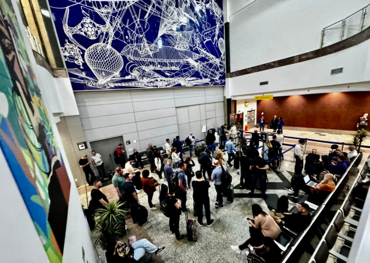 Sem voos na pista, passageiros embarcam no terminal de Porto Alegre para decolar em Canoas 