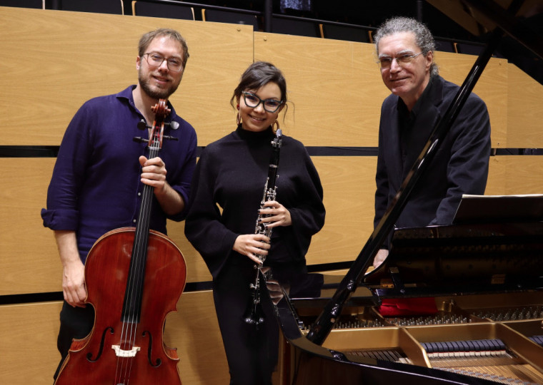 Trio de clarinete, violoncelo e piano interpreta obras de Beethoven, Brahms, Henryson e Connesson em concerto gratuito