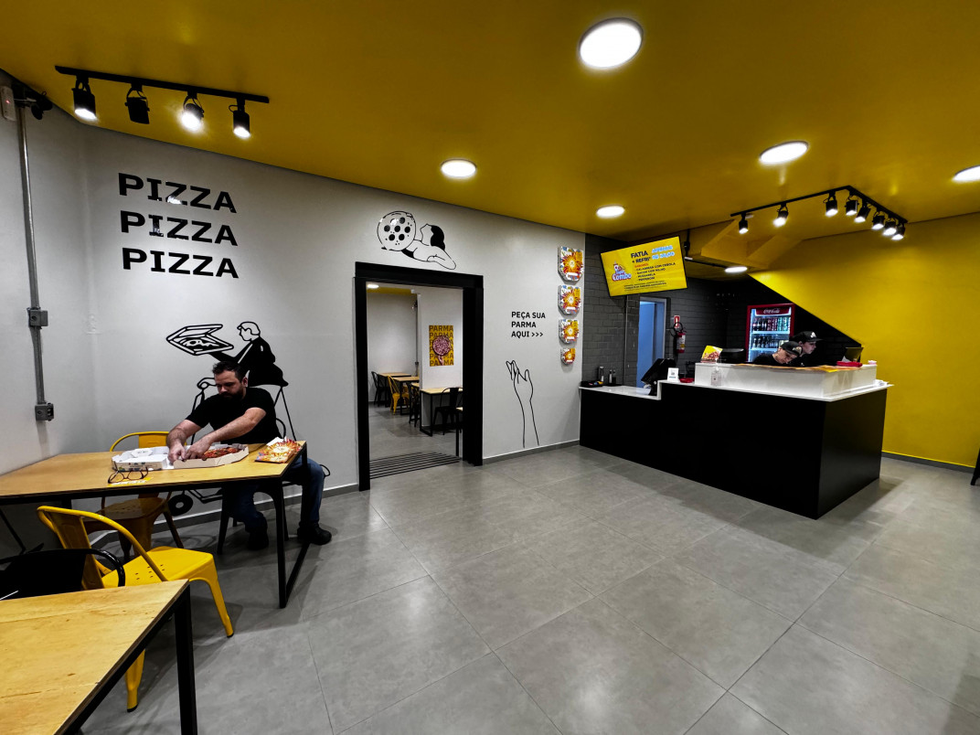 Ponto na Prot&aacute;sio tem &aacute;reas para clientes sentarem e comerem a pizza no local | PATR&Iacute;CIA COMUNELLO/ESPECIAL/JC