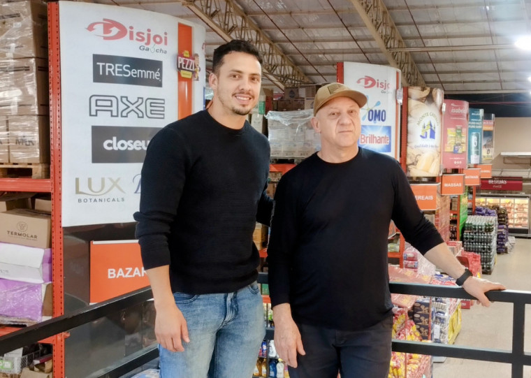 Anuar (d) e o filho Davi tocam rede de nove lojas com foco na Zona Sul