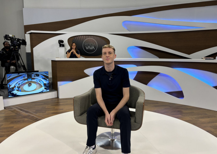 Programa com o escritor francês Édouard Louis vai ao ar nesta segunda-feira (21)
