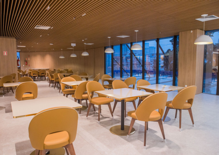 Restaurante se chama ene.tê, O Press do Nora, e tem janelões com vista para o entorno