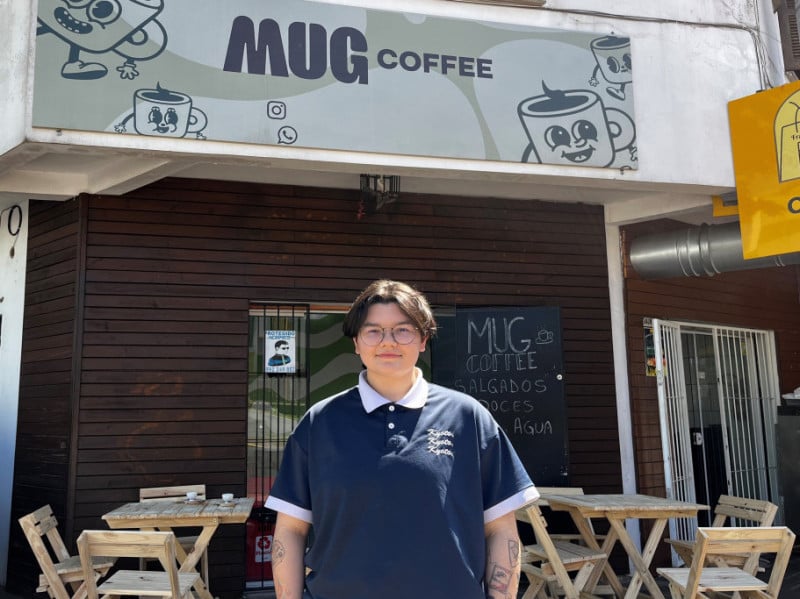 Lucas Simoni está em frente ao Mug Coffee, novidade na Zona Sul Foto: JAMIL AIQUEL/ESPECIAL/JC