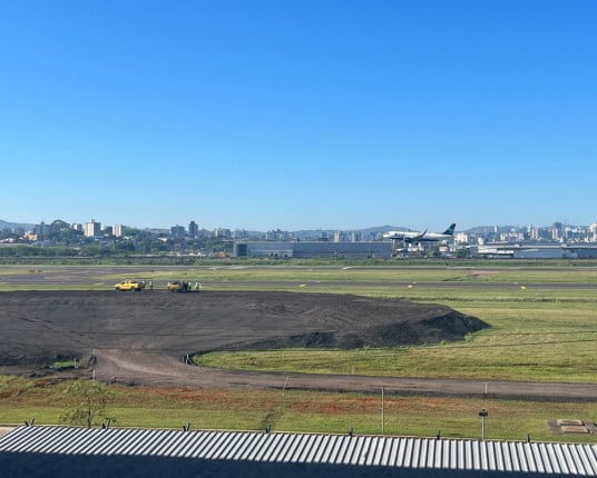 Primeiro avião comercial pousa no Aeroporto Salgado Filho depois de cinco meses