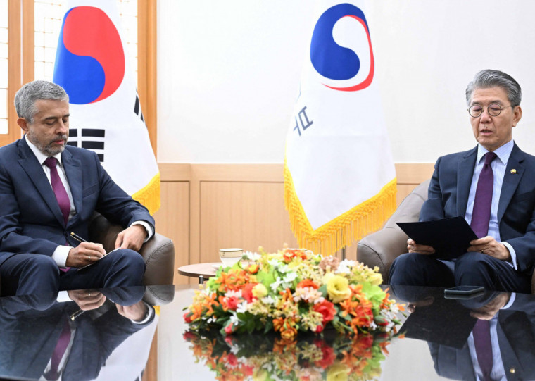 Em reunião com Zinoviev, Kim Hong-kyun condenou o envio de tropas da Coreia do Norte