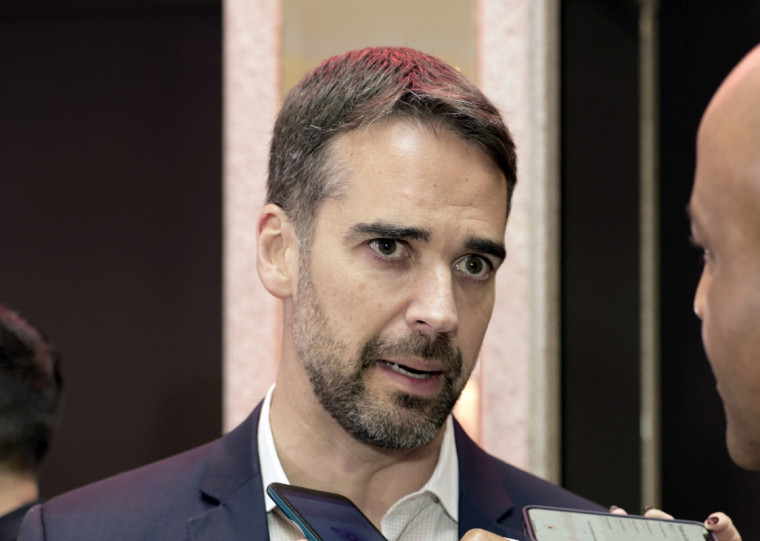 Eduardo Leite falou sobre o episódio antes do início das agendas da missão