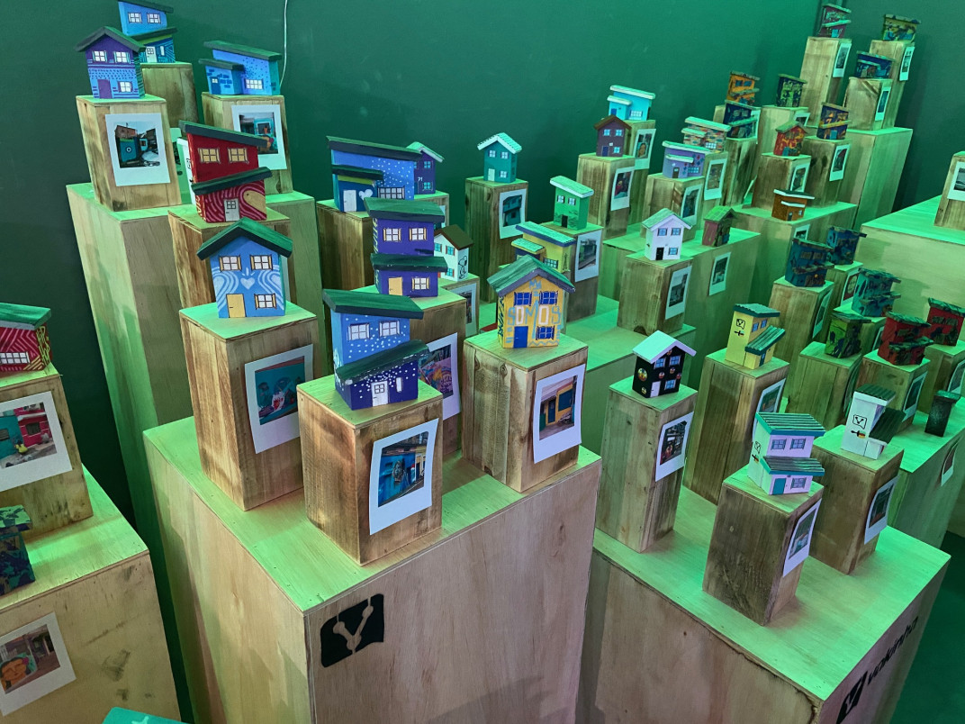 Detalhe das casinhas em madeira na mostra Paredes com Prop&oacute;sito - A EXPO 01 | IVAN MATTOS/ESPECIAL/JC