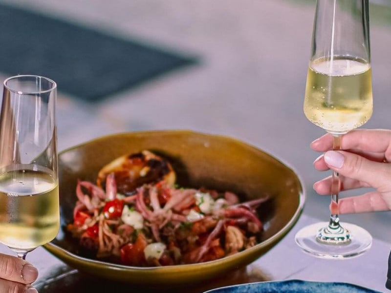 O wine bar a c&eacute;u aberto conta com um card&aacute;pio variado de espumantes e vinhos Foto: BRUT & ROS&Eacute; GARDEN/REPRODU&Ccedil;&Atilde;O/INSTAGRAM/JC