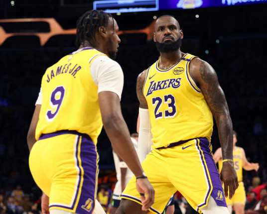 LeBron e Bronny James fazem história como 1ª dupla de pai e filho a jogar juntos na NBA