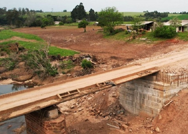 Uma das cabeceiras da ponte havia sido levada pela força das águas