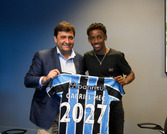 Grêmio anuncia assinatura do primeiro contrato profissional de Gabriel Mec