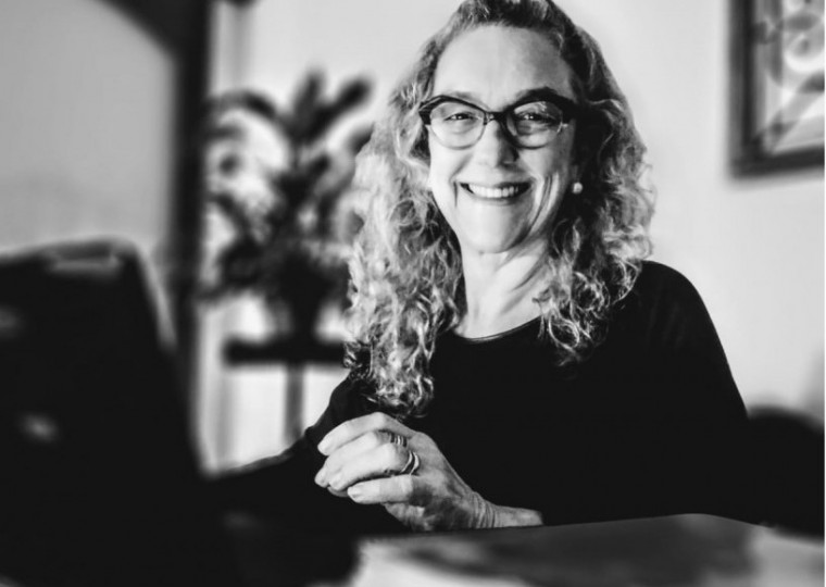 Eliana Ferrari Dutra lançará seu livro Tudo o que não cabe na quarta-feira (30) no Espaço Amelie