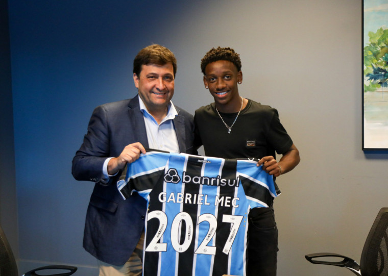 Jovem atacante de 16 anos firmou vínculo com o Tricolor até agosto de 2027