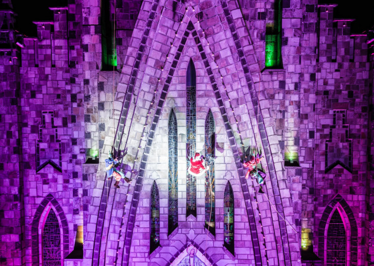 Descida de rapel do Papai Noel na Catedral de Pedra é um dos destaques