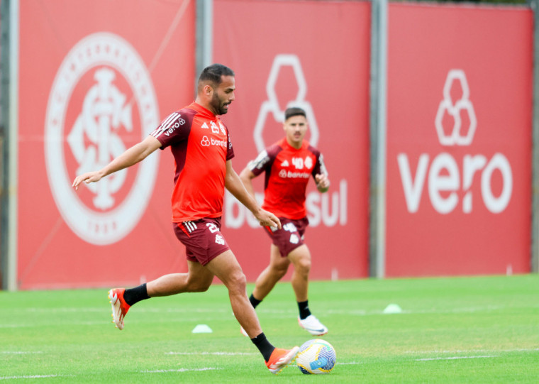 Após cumprir suspensão no Gre-Nal, Thiago Maia retorna ao time titular