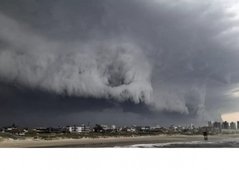 Após atravessar o RS, fenômeno climático extremo deve se afastar pelo litoral, projeta a MetSul