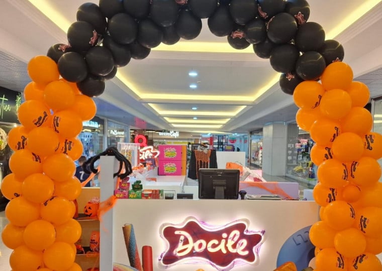 Marca decorou o quiosque que tem no Shopping Lajeado, sede da indústria, no tema do Halloween