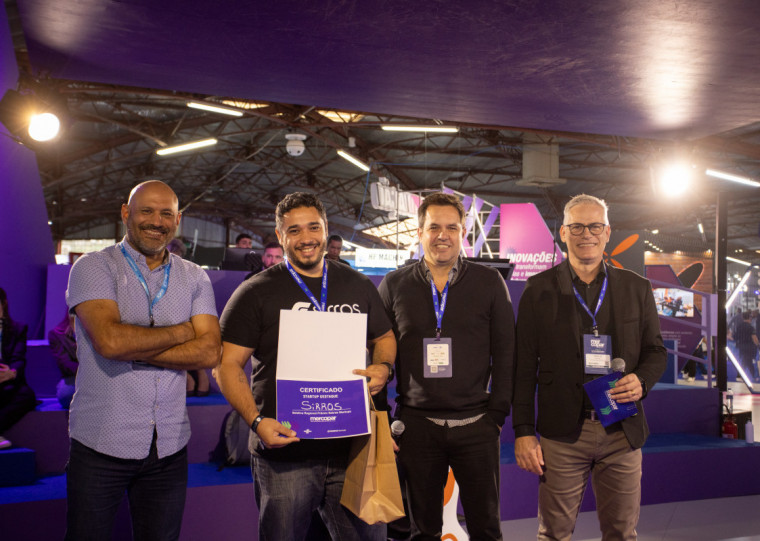 Iuri Pereira, com a premiação e, à direita, Ariel Berti e Carlos Aranha