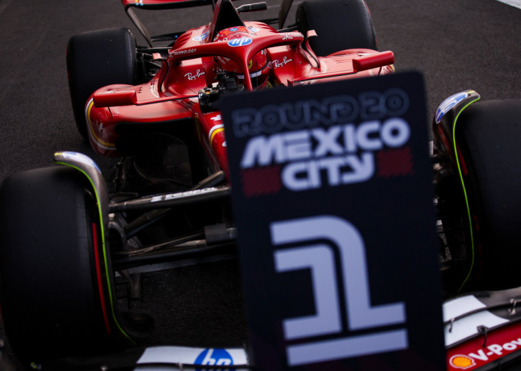 Quem larga na frente neste domingo (27) é Carlos Sainz, da escuderia da Ferrari