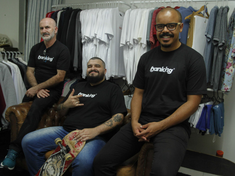 A marca de roupas streetwear nasceu das viv&ecirc;ncias dos amigos no bairro Bom Jesus Foto: EVANDRO OLIVEIRA/JC