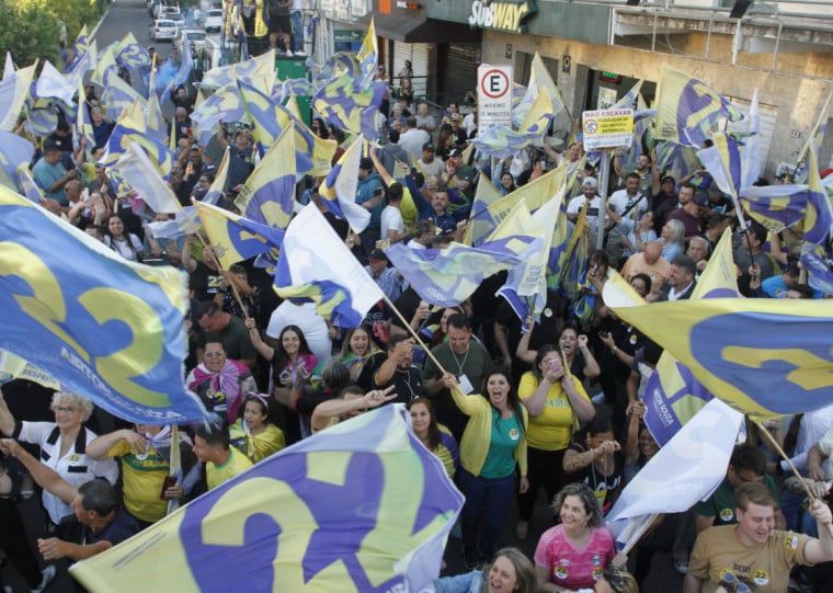 Apoiadores de Airton Souza (PL) celebram vitória e aguardam a chegada do prefeito eleito de Canoas no comitê do PL