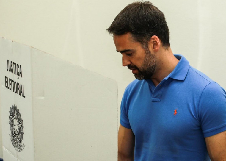 Acompanhado da prefeita Paula Mascarenhas, Leite votou no Instituto de Educação Estadual Assis Brasil