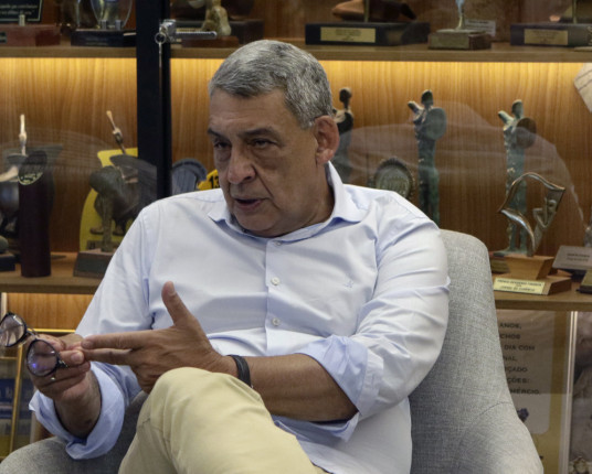 Melo anuncia dois novos secretários e permanência de outros três