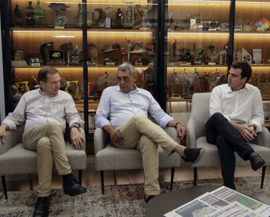 Dia seguinte à reeleição é marcado por entrevistas de Sebastião Melo à imprensa