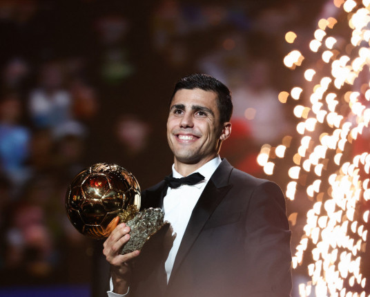 Com boicote do Real Madrid, Rodri recebe a Bola de Ouro em Paris