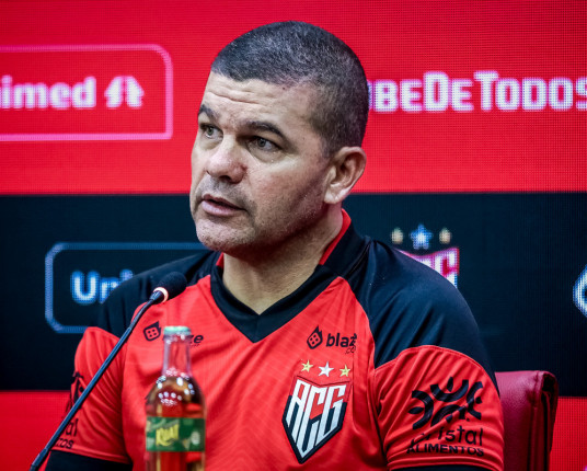 Virtualmente rebaixado, Atlético-GO comunica saída do técnico Umberto Louzer