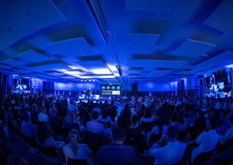 Rocha falou para uma plateia atenta que clientes vão à loja decididos sobre o que querem comprar  