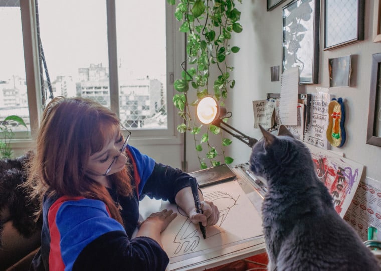 Fabiane Langona em seu ambiente de trabalho, 'supervisionada' pelo gatinho Peppino Di Capri