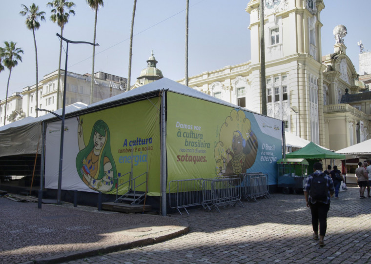 Reta final da montagem das bancas para a Feira do Livro de Porto Alegre, na Praça da Alfândega